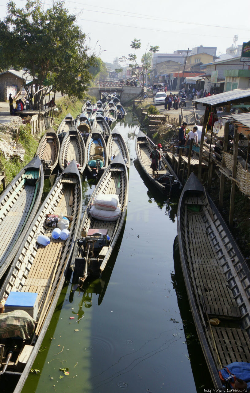 Начинается путешествие по озеру обычно из городка Няунг-Шве с его сетью каналов и многочисленными лодками и лодочниками, предлагающими свои услуги по передвижению по озеру. Озеро Инле, Мьянма
