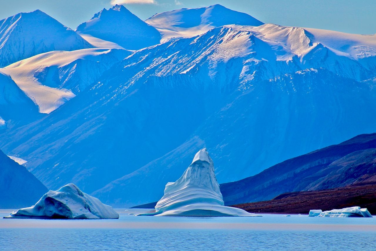 А из окон парок синий-синий... и еще нехилые айсберги Кайзер Франц-Джозеф (система фьордов), Гренландия