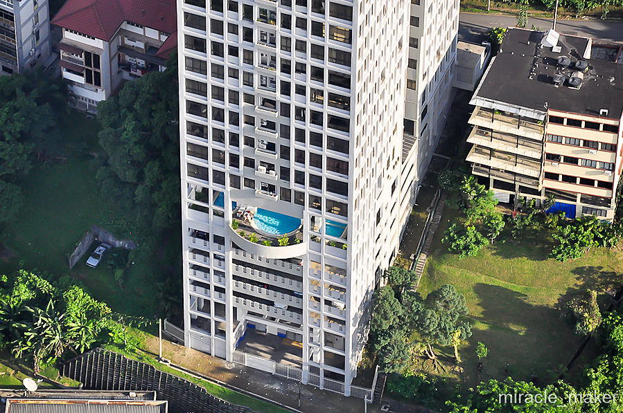 А здесь бассейн торчит из стены дома.