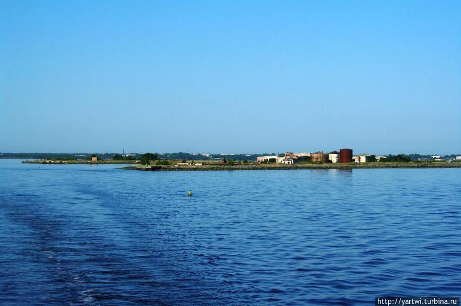 Вид на порт города Беломорска с моря Соловецкие острова, Россия