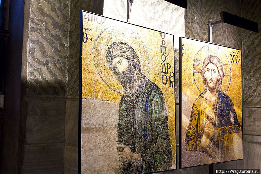 Изучать это место можно очень долго, особенно тем кому интересна архитектура и история, я провёл здесь несколько часов, но этого не хватило практически не на что) Только общая обзорная экскурсия.

30 мая 1453 года султан Мехмед II, завоевавший Константинополь, вступил в собор Святой Софии, который был обращён в мечеть. К собору пристроили четыре минарета, и собор превратился в мечеть Ая-Софья. Поскольку собор был ориентирован по христианской традиции — алтарь на восток, мусульманам пришлось переиначить его, поместив михраб в юго-восточный угол собора (направление на Мекку). Из-за этой переделки в Ая-Софии, как и в других бывших византийских храмах, молящиеся мусульмане вынуждены располагаться под углом относительно основного объёма здания. Большинство фресок и мозаик остались невредимыми, как полагают некоторые исследователи, именно благодаря тому, что в течение нескольких веков были замазаны штукатуркой.