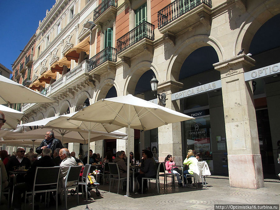 На площади Генерала Прима (Plaça del Prim) у монумента Приму Реус, Испания