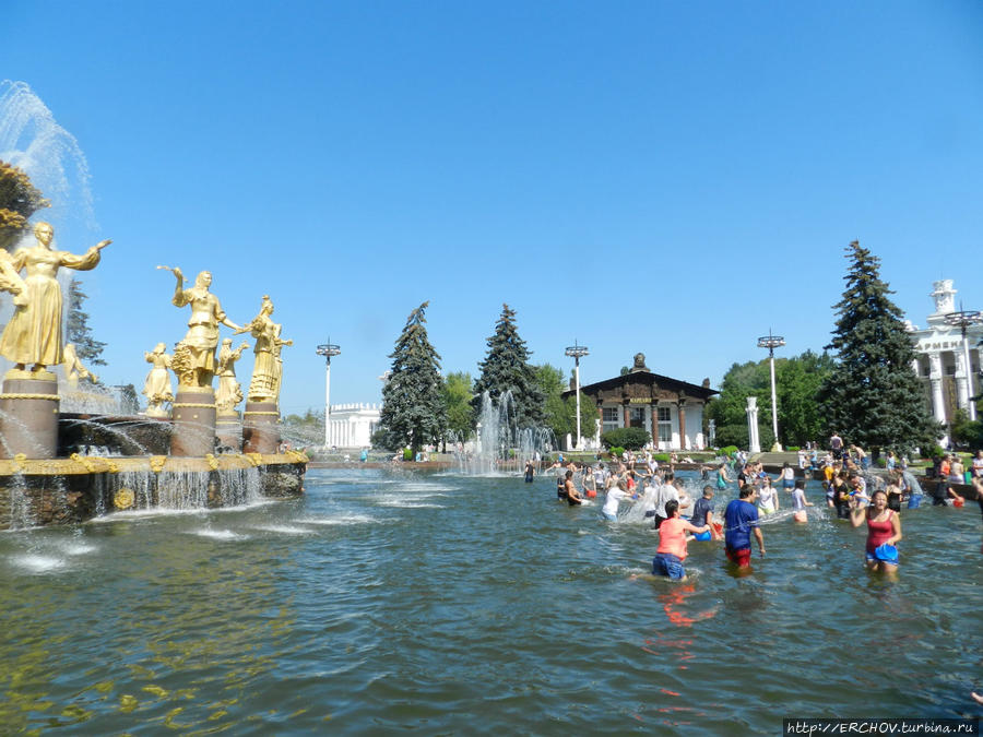 Флешмоб в фонтане Москва, Россия