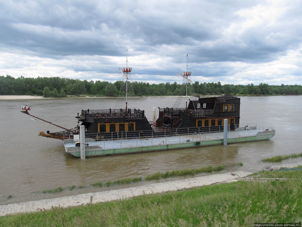 Прогулочное плавсредство в Казимежу Дольным Польша