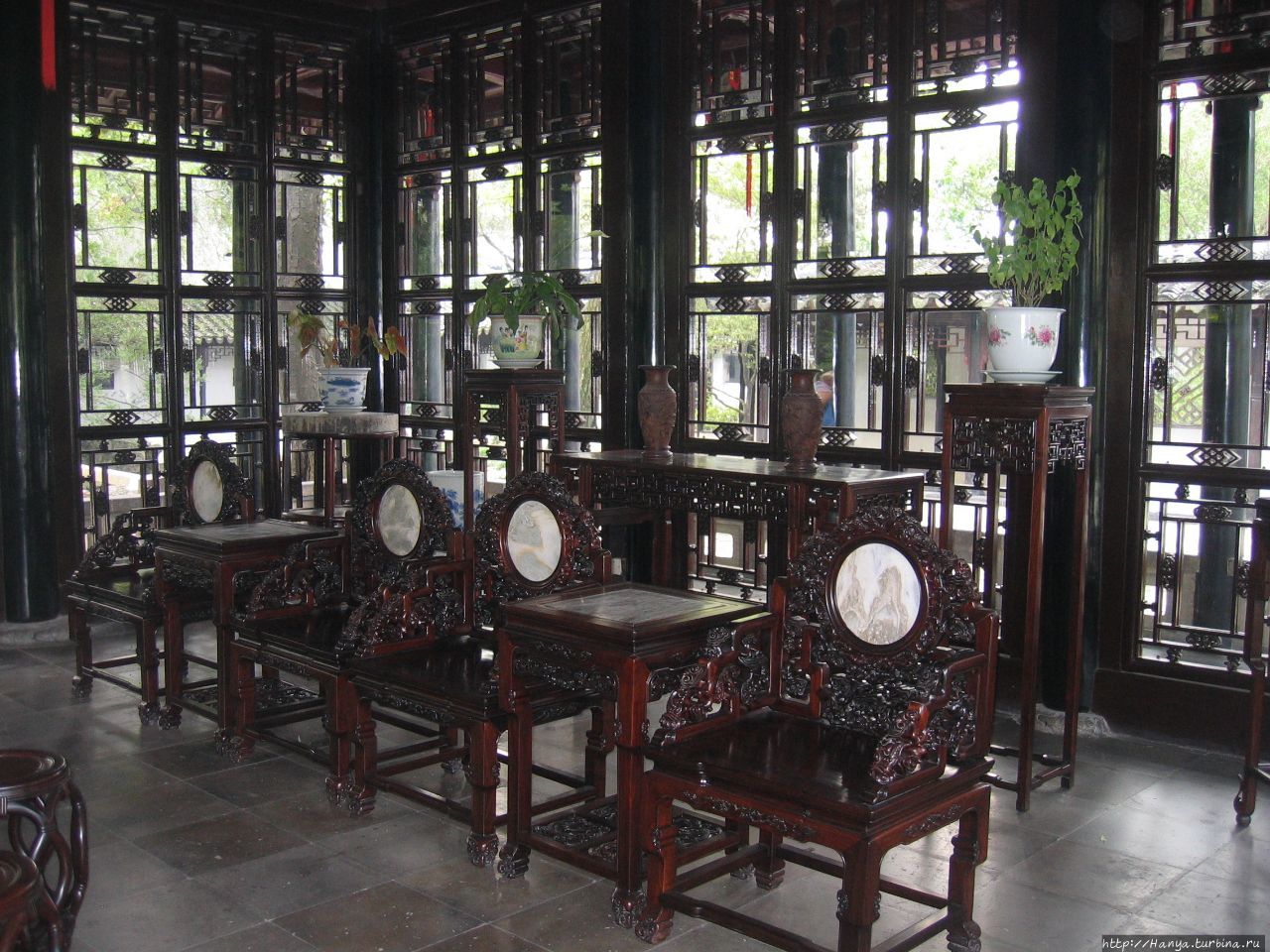 Сад скромного чиновника Чжочжэнъюань  Старинная мебель в павильоне Сучжоу, Китай