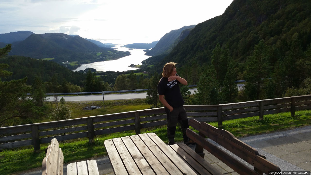 Остановились на красивом месте во время автостопа Норвегия
