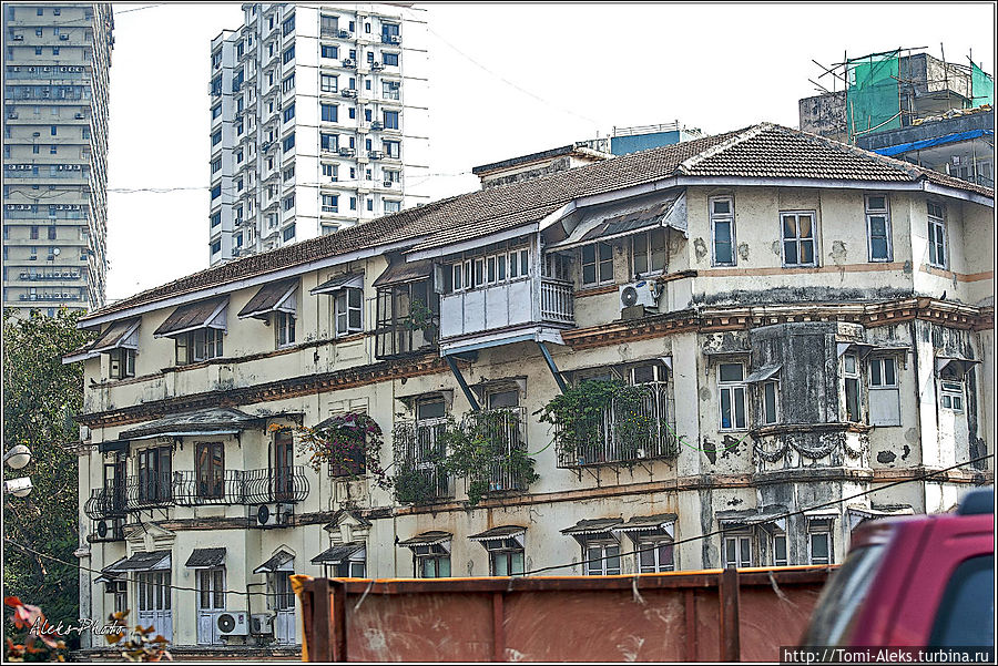 Многоэтажные индийские сараи...
* Мумбаи, Индия
