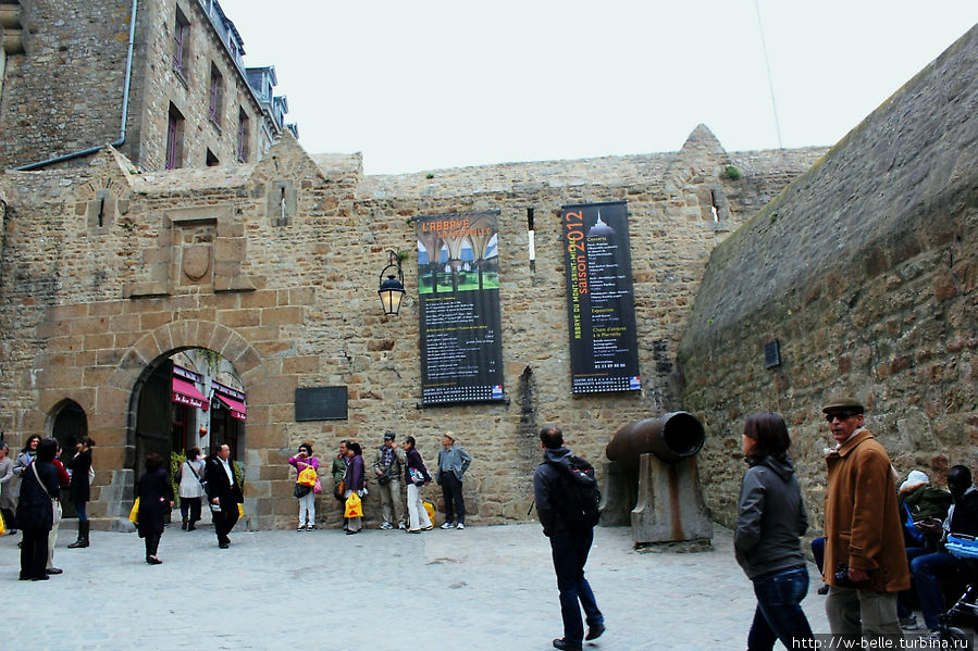 Двор Авансэ.  Слева стоит Караульное помещение 16 века: сегодня там располагается Объединение по обслуживанию туристов. Справа стоят 