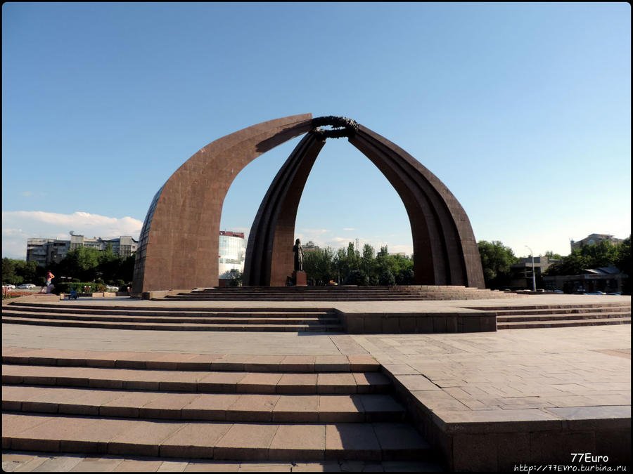 Нетривиальный памятник ВОВ. 
Выполнен в виде символичной юрты Бишкек, Киргизия