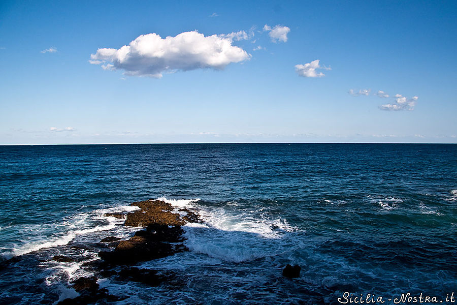 Если с Палермо нам открывался вид на Тирренское море, то с Сиракуз мы наблюдаем море Ионическое