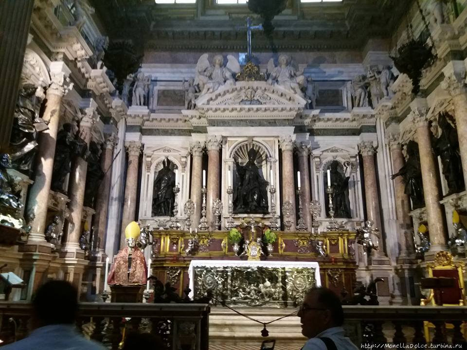 Неаполь:Базилика  Каттэдралэ Санта Мария Ассунта Неаполь, Италия