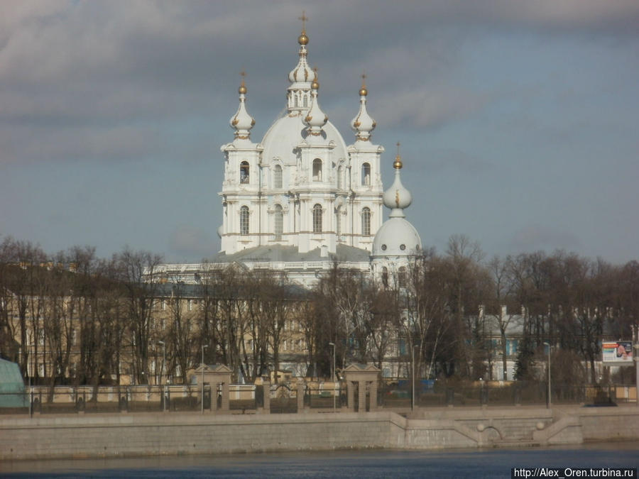 Вид на Смольный собор с Большеохтинского моста. Санкт-Петербург, Россия