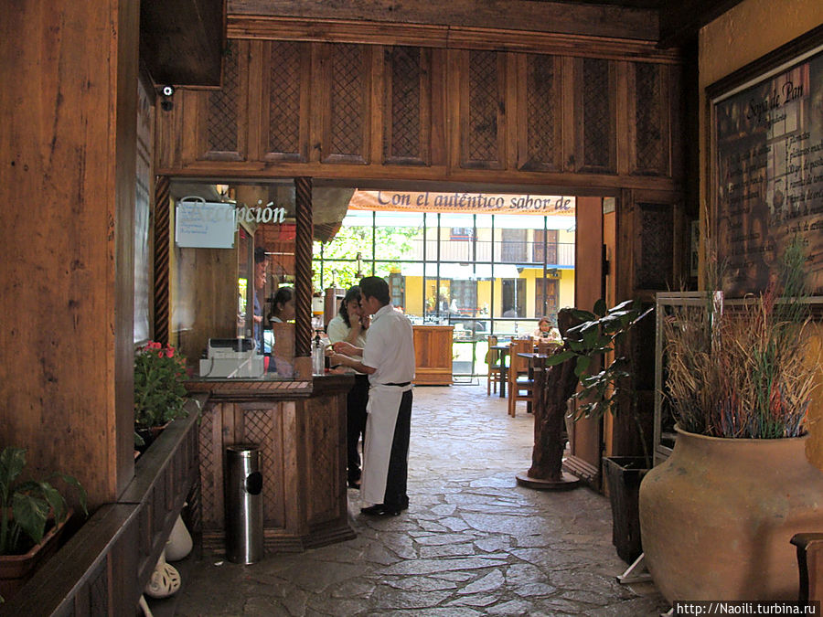 В любом закоулке жители готовы открыть ресторан или отель Сан-Кристобаль-де-Лас-Касас, Мексика
