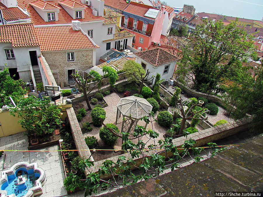 а прямо под стенами приютились дворики местных жителей, напромню, это арабский квартал Лиссабон, Португалия