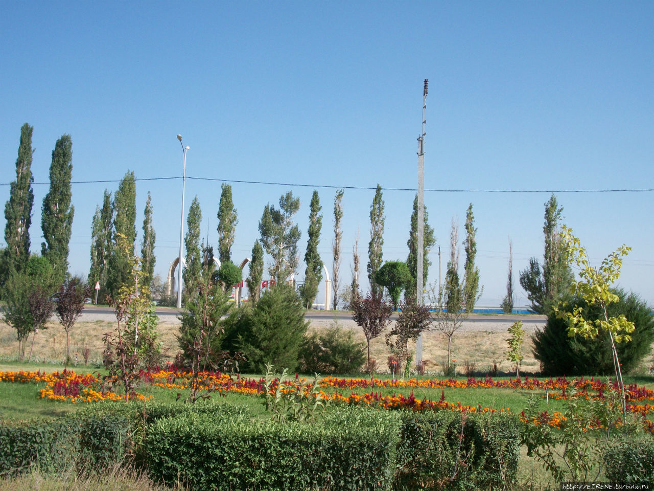 Территория ботанического сада. Тараз, Казахстан