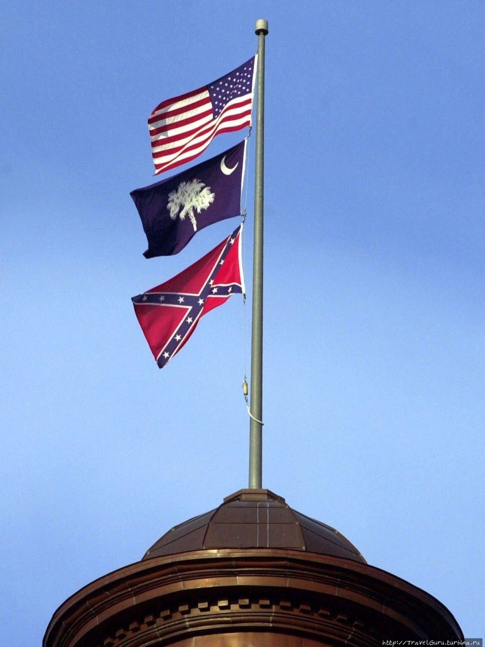 До 2000 года над Капитолием реяло три стяга: флаг США, ниже флаг Южной Каролины и под ними флаг Конфедерации Колумбия, CША