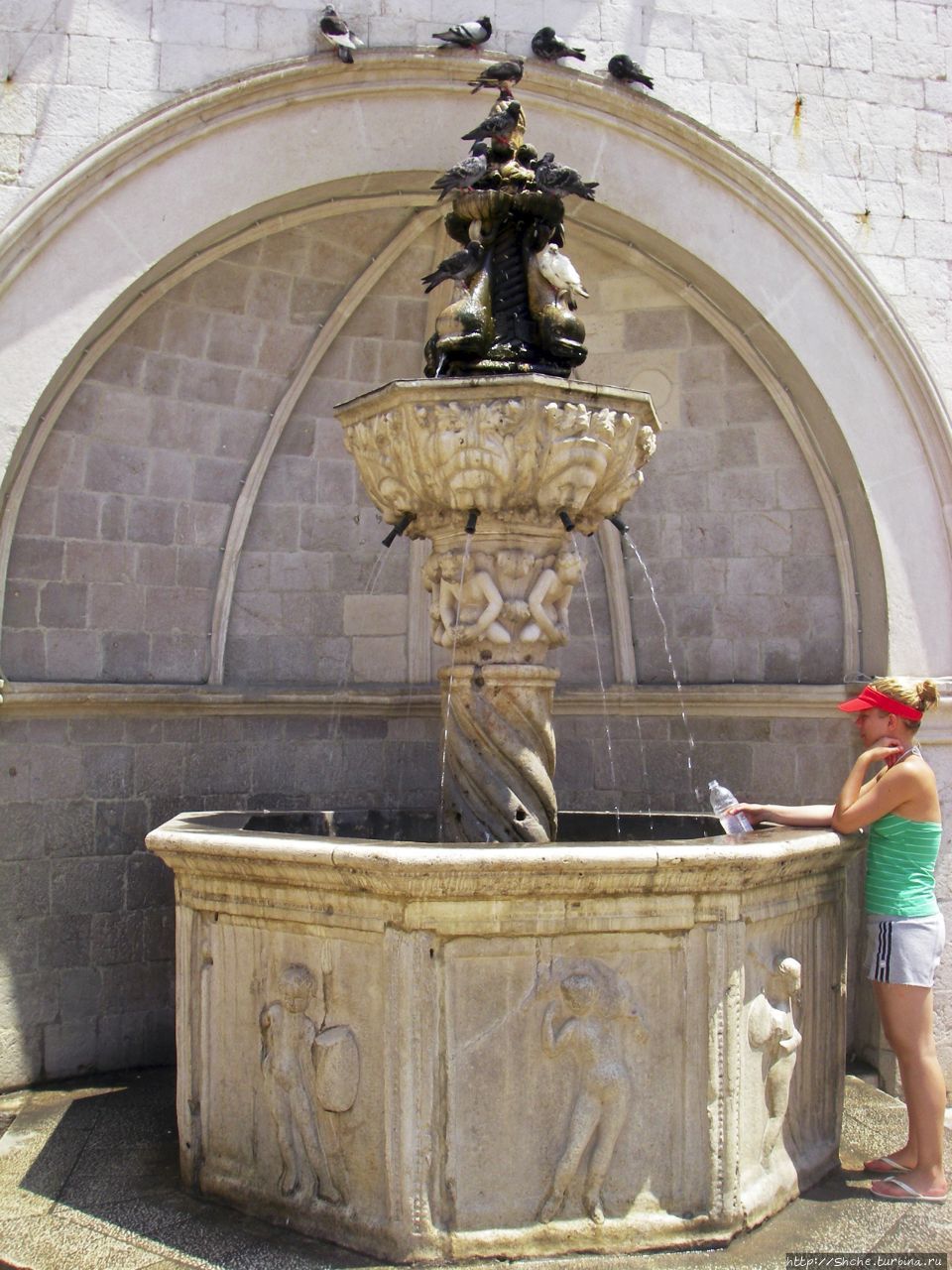 Еще один источник питьевой воды в другом конце города Дубровник, Хорватия