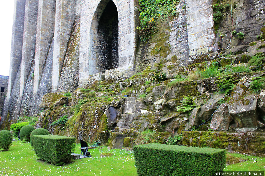 Вся территория аббатства имеет очень ухоженный вид. Каждый свободный клочек скалистой земли окультурен и радует глаз. Мон-Сен-Мишель, Франция