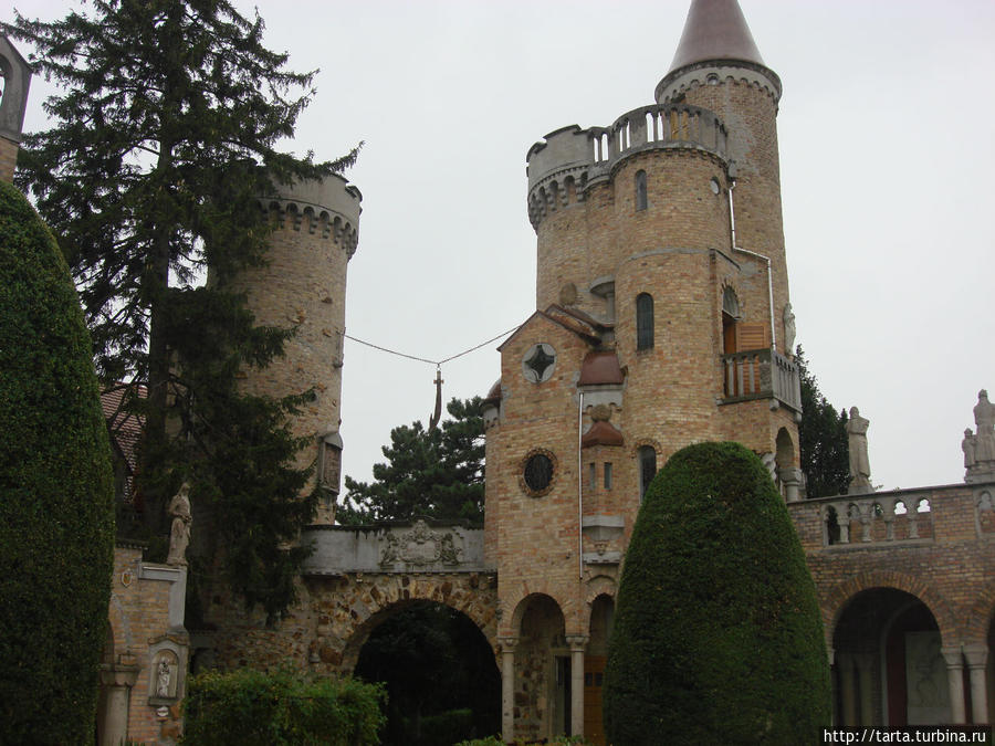 Дамоклов меч между башнями Секешфехервар, Венгрия