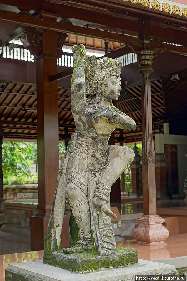 Стоит статуя... Ява, Индонезия