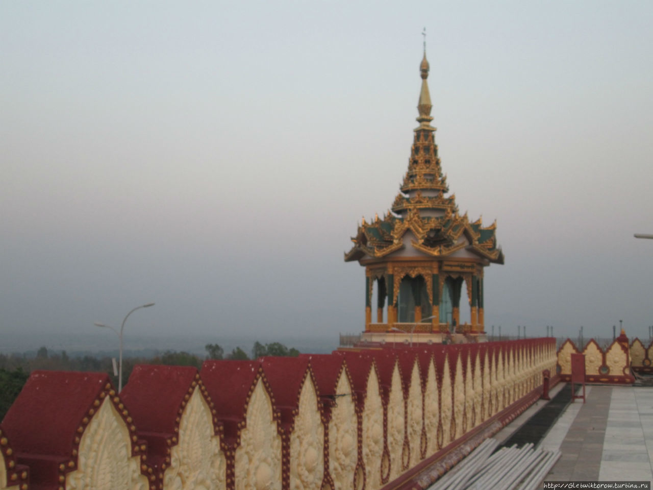 Осмотр Пагоды Уппатасанти на закате Нейпьидо, Мьянма