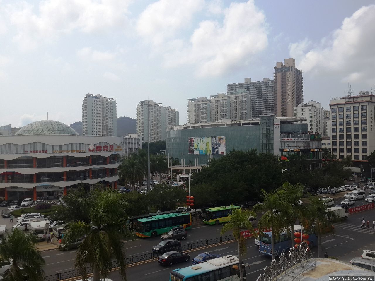 Вид из отеля Линда (туристическая зона Дадунхай) на довольно оживленную Yuya Avenue. Конечно, это не пробка, но это и не час пик Сразу через дорогу популярные в туристических кругах торговые центры Зима (с куполом) и Лето (более дорогая стекляшка) Санья, Китай
