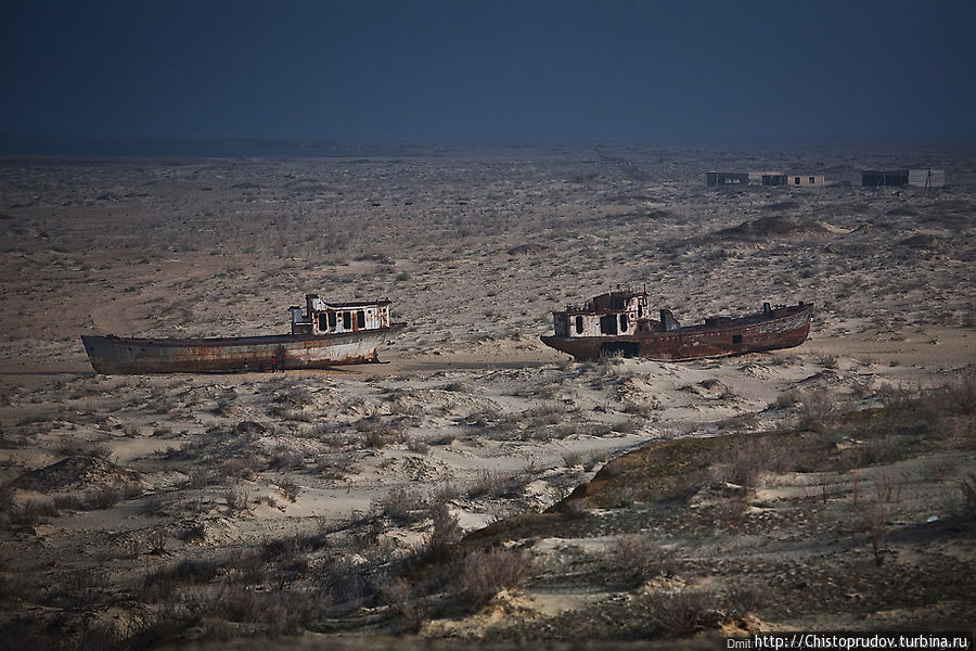 Эта фотография сделана в 2500 км от Мертвого моря. 50 лет назад здесь, в Муйнаке (Узбекистан), находился процветающий порт на берегу Аральского моря. Сейчас вода ушла больше чем на 80 км! Но это совсем другая история... Мертвое море, Израиль