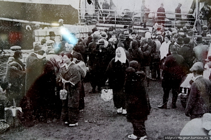 Японское  население  в  порту  Невельска  (Хонто)  перед посадкой  на  пароход. Южно-Сахалинск, Россия