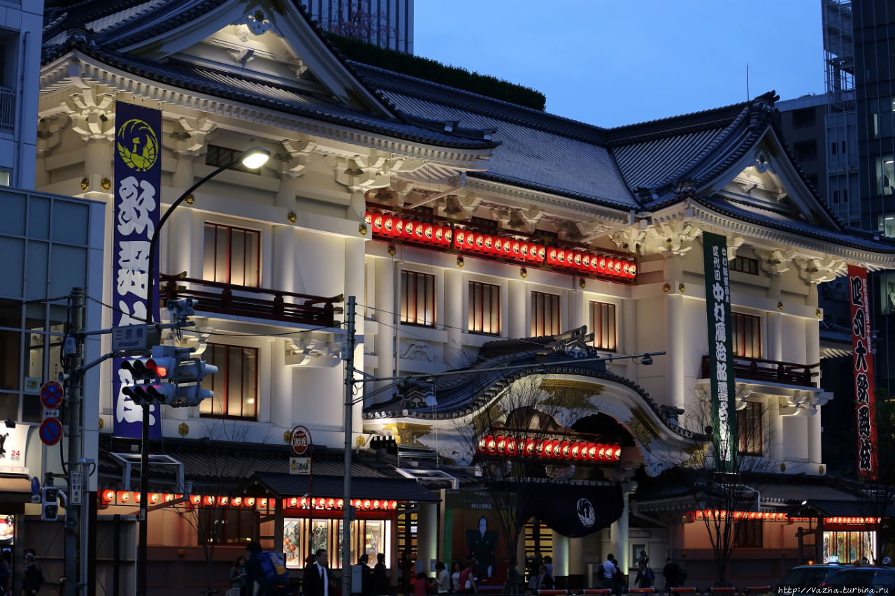 Театр Кабуки один из трёх видов классического японского театра,объединяющий драматургию,танцы и музыкальное сопровождение и предлагающим зрителям спектакли,в которых форма,звук и цвет образуют уникальную комбинацию ассоциируемую с величайшими мировыми сценическими традициями. Токио, Япония