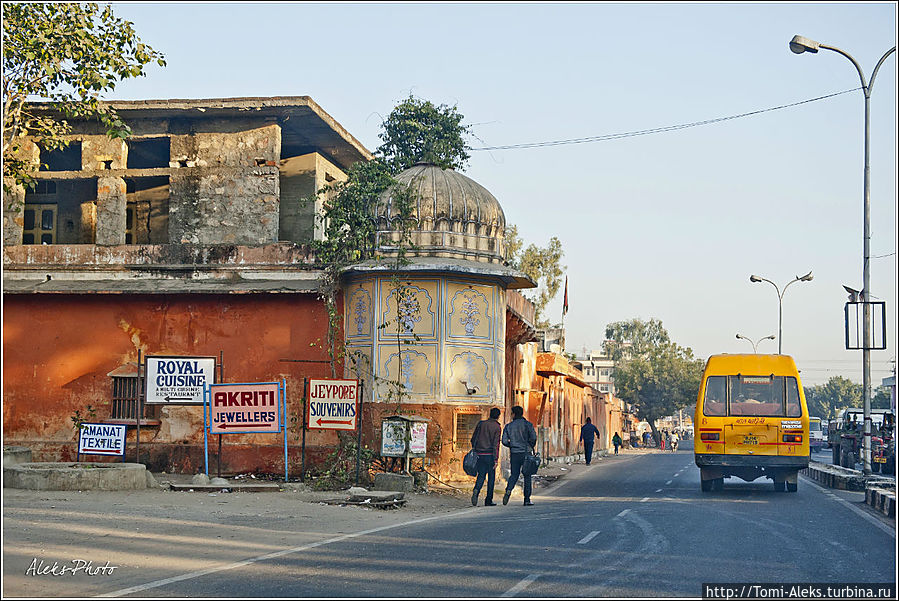 Вот уже проезжаем пригороды...
* Джайпур, Индия