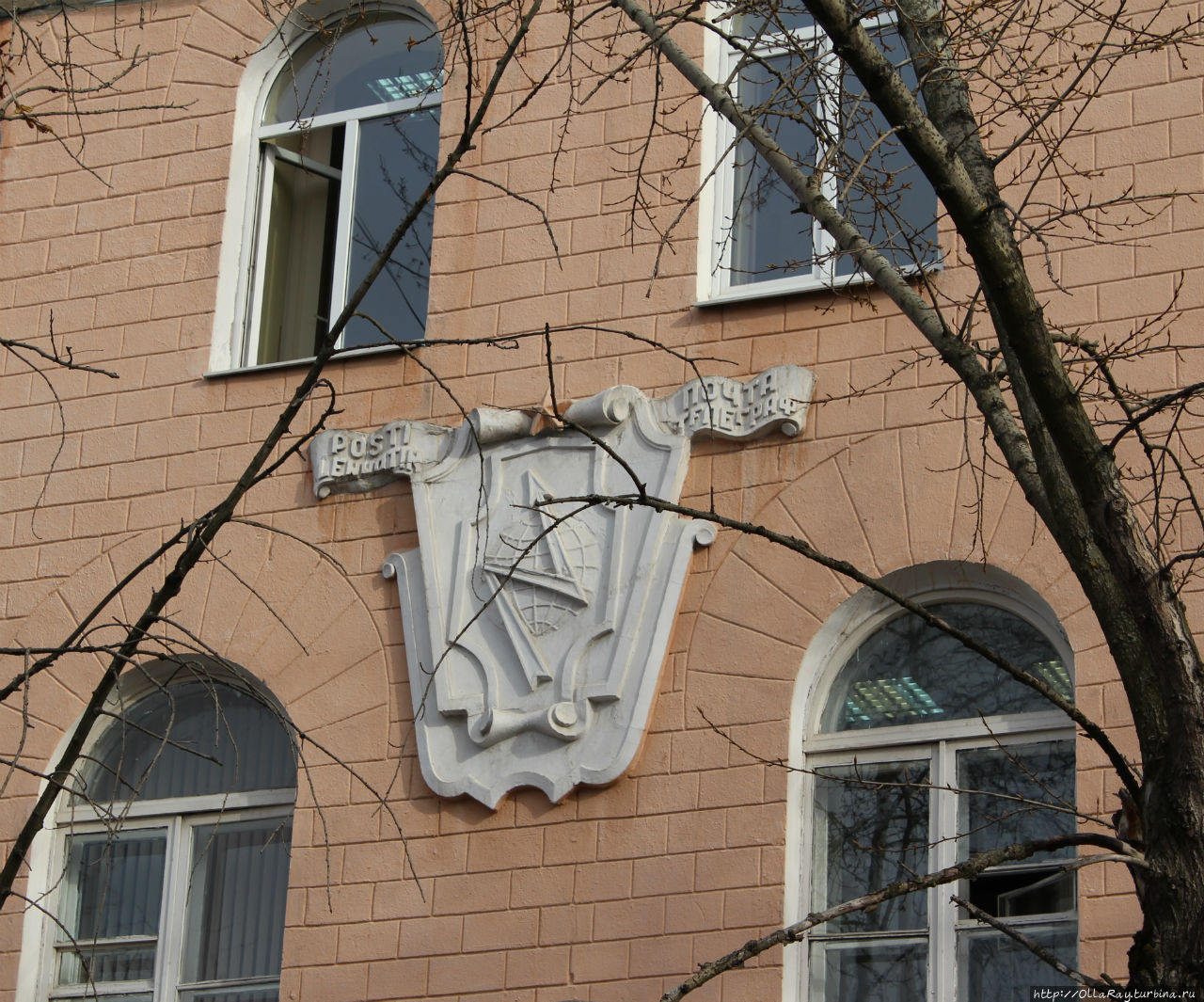 Эмблема на здании сохранилась с советских времён. Петрозаводск, Россия