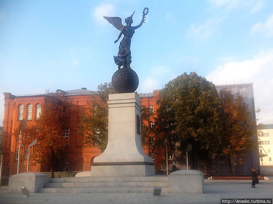 Совсем недавно, в августе, президент Украины Виктор Янукович торжественно открыл в Харькове монумент Независимости Украины. Монумент установлен на площади Конституции в исторической части Харькова.
Высота памятника, в виде крылатой женщины на шаре (условно — богини Ники), — почти 16,5 метра. Фигура изготовлена из бронзы.
Жители города в шутку прозвали монумент 