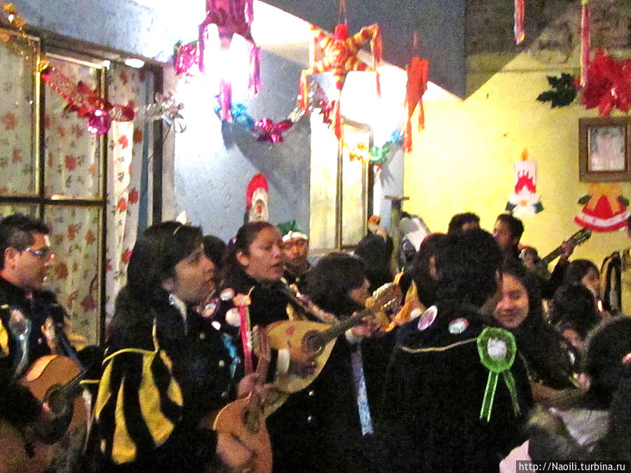 Рождественское шествие Посада НиньоПа в Сочимилько Мехико, Мексика