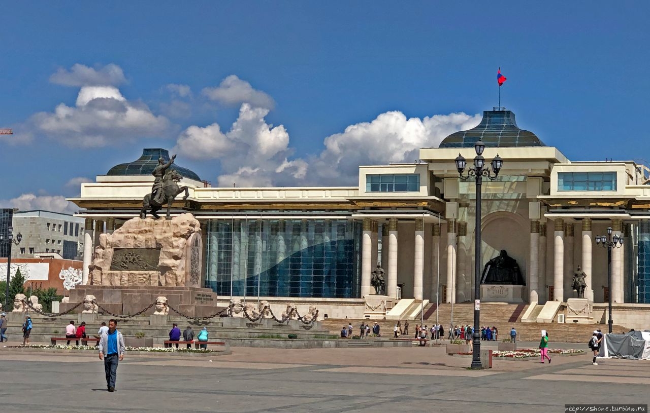 Памятник Сухэ-Батору - главному революционеру Монголии