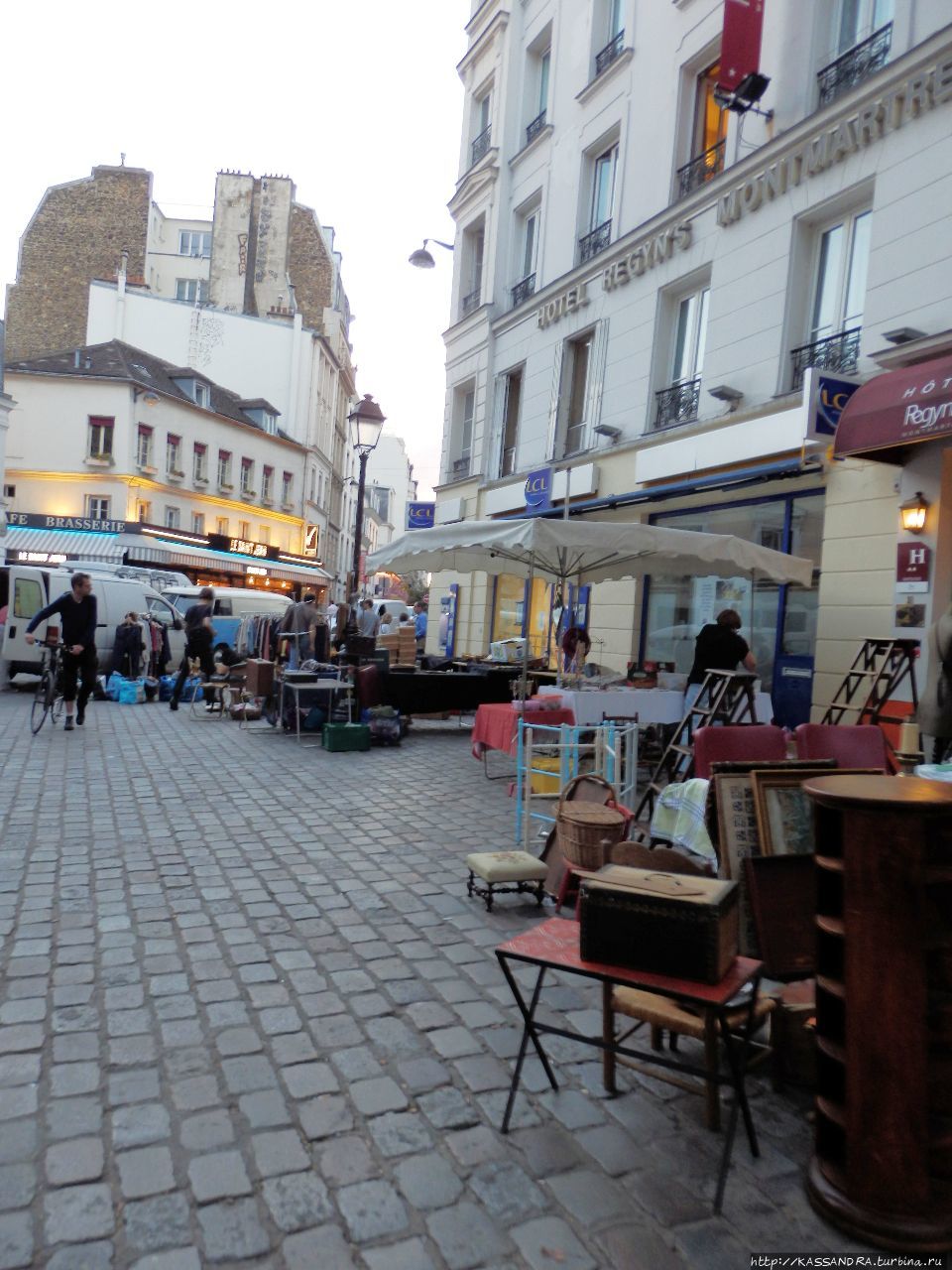 Монмартр. Блошиный рынок на площади Аббес Париж, Франция