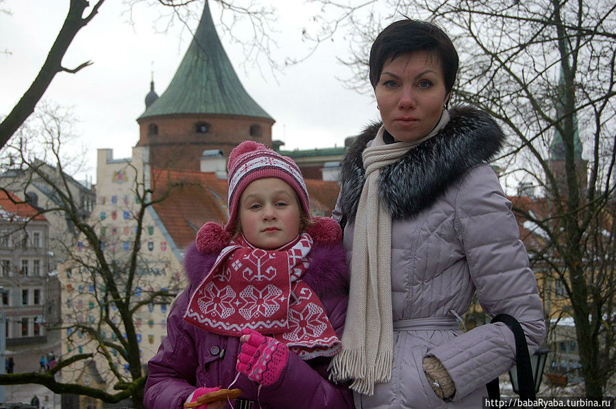 Позади нас — Пороховая башня. Единственная сохранившаяся башня рижской крепостной стены,