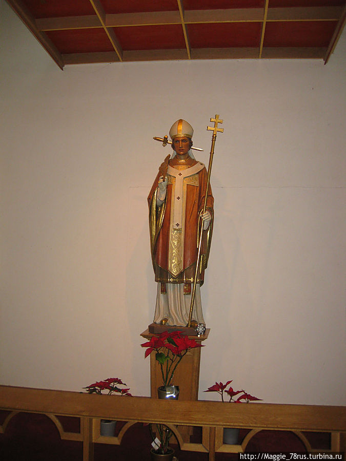 Св.Томас Бекет был Канцлером королевства и Архиепископом Кентерберийским. Он был строгим реформатором церкви и ее непоколебимый защитником. Св. Томас много раз бывал в Нортгемптоне. C Нортгемптоном связаны и самые трагические моменты жизни: он бежал из Нортгемптона, впав в немилость, в 1164 и здесь же был приговорен к смерти 29 декабря 1170. Местная католическая школа носит его имя.