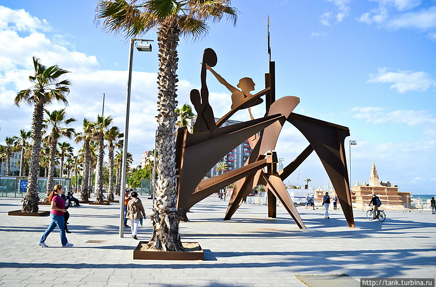 Вся набережная уставлена всевозможными скульптурами. Встречаются и такие. Барселона, Испания