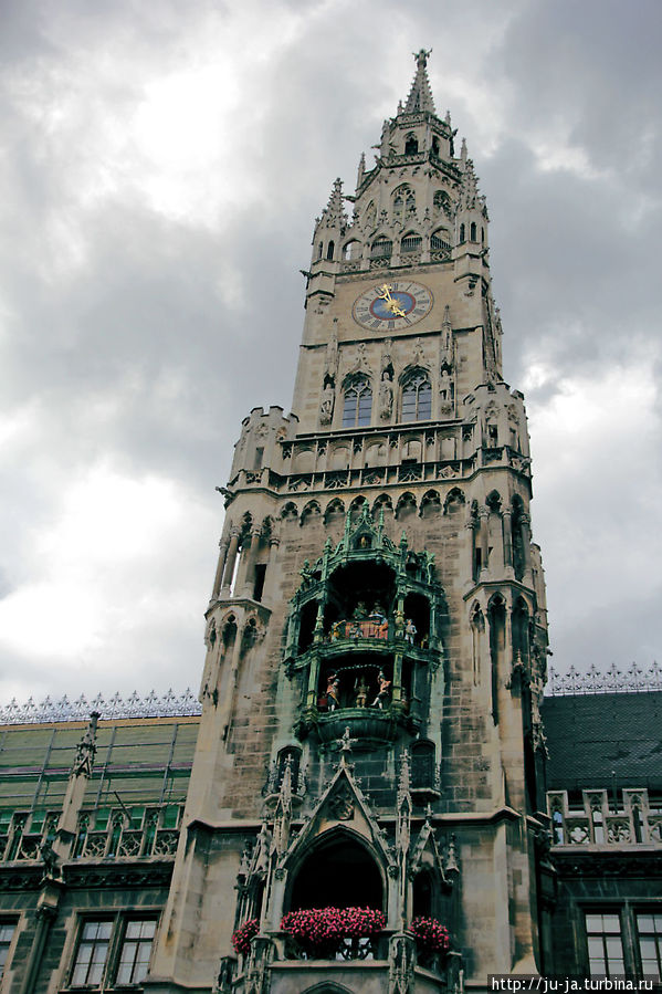 Башенные часы в Новой ратуше Мюнхен, Германия