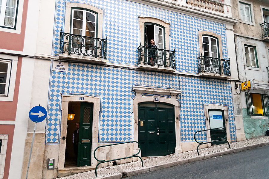 Огромное множество домов, помимо наличников, дверей и прочих деталей, уникальны еще тем, что обклеены кафелем. Лиссабон, Португалия