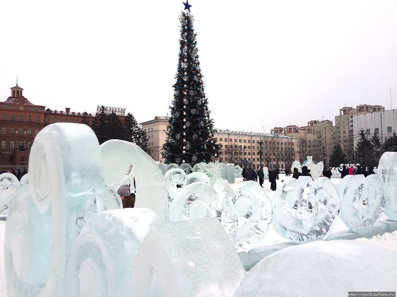 В рейтинге ледяного убранства главная площадь  Хабаровска — площадь Ленина — по мнению хабаровчан занимает последнее место Хабаровск, Россия