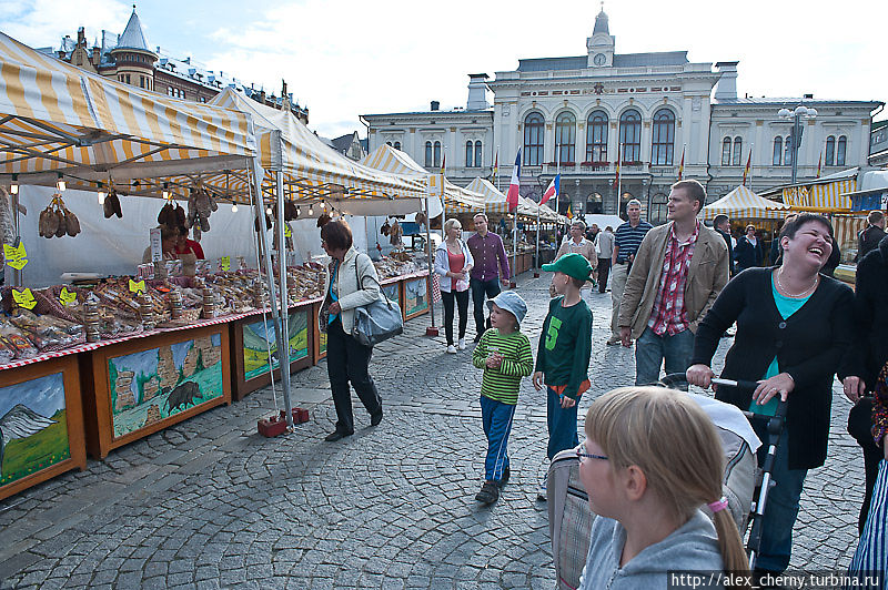 Центральная площадь Тампере и рынок, где можно купить еду, сладости, овощи фрукты,перекусить Тампере, Финляндия