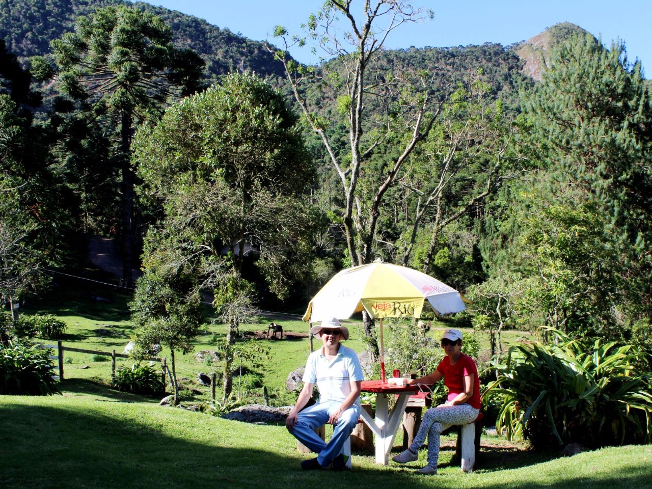 Отдых после прогулки на Pedra do Forno (справа) в ресторане Zé do Ovideo. Гонсалвис, Бразилия