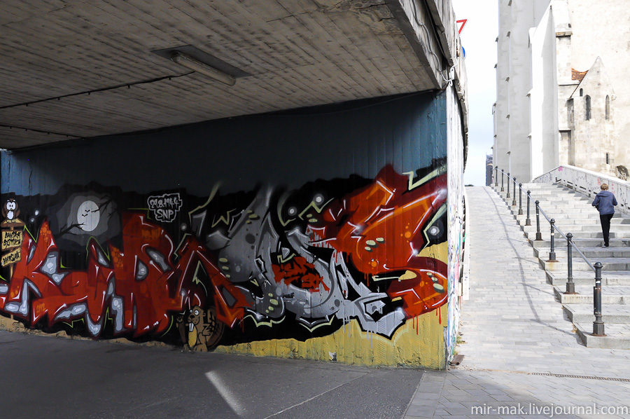 Как и во всех уважающих себя городах граффити покрывают все возможные для разрисовки участки стен. Братислава, Словакия
