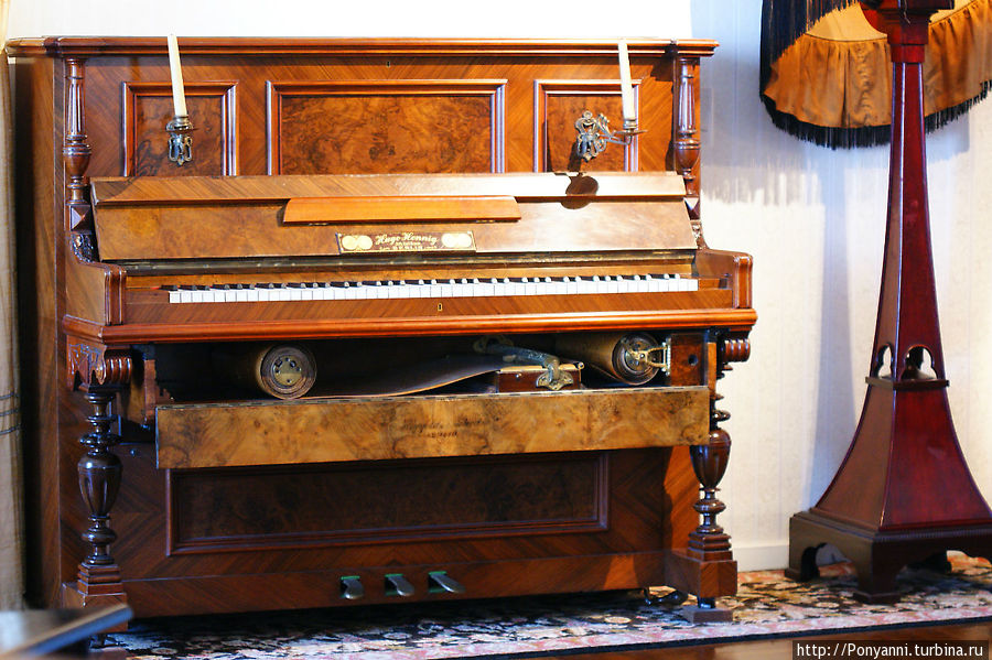 Механическое пианино воспроизводило музыку с записи на перфоленте. Запись делалась на специальных приставках и в некоторых случаях подписывалась пианистом. Брухзаль, Германия