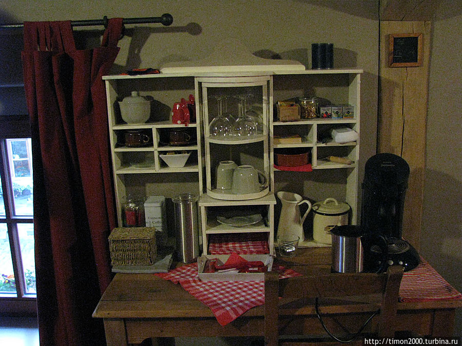 Стол с посудой, кофеваркой, чайником и пр. мелочами