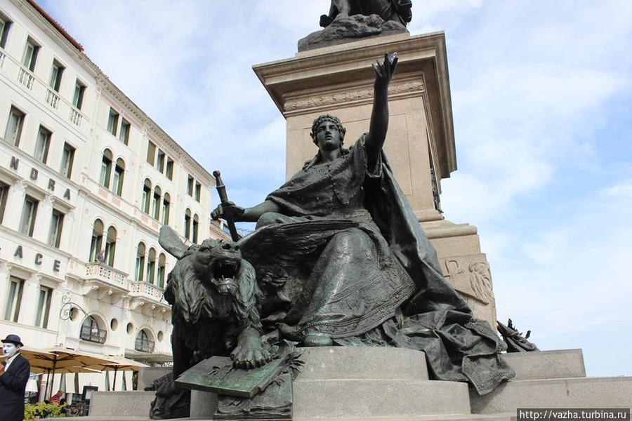 Памятник рядом с дворцом. Венеция, Италия