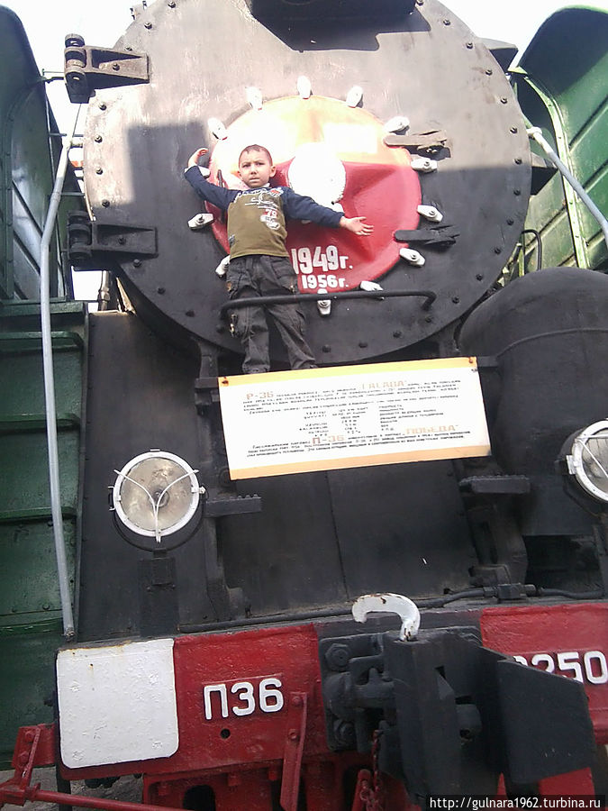 Самый мощный паровоз в экспозиции — П36 № 0250. П36 № 0251 стал последним пасажирским паровозом, выпущенным в СССР. Ташкент, Узбекистан