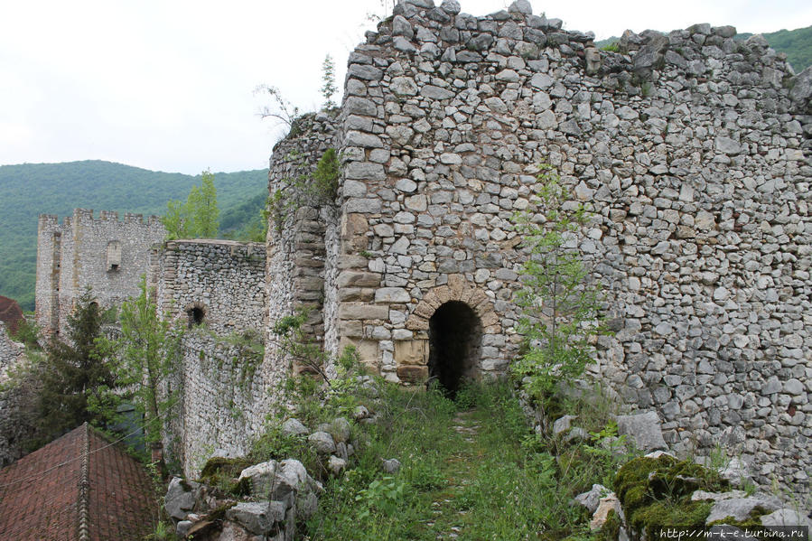 Монастырь Манасия, больше похожий на замок