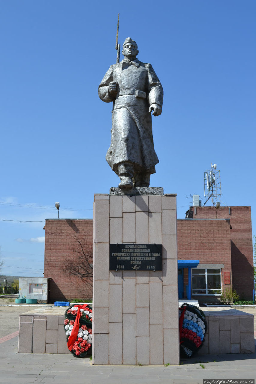 Памятник погибшим землякам Усть-Курдюм, Россия